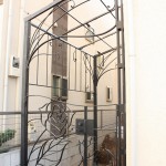 ロートアイアンの門扉付きパーゴラ