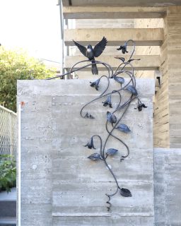 羽ばたく小鳥とベルテッセンのオブジェを制作しました。

https://atelierk-plus.jp

#鍛鉄atelier K-plus#小鳥#ベルテッセン#手作り#ものづくり#アイアン#オシャレ#ロートアイアン#鍛鉄#オーダーメイド#田中謙太郎#bird#clematis#forge#art#architecture#handforged#artistbracksmith#ironwork#metalworking#blacksmithing#blacksmith#iron