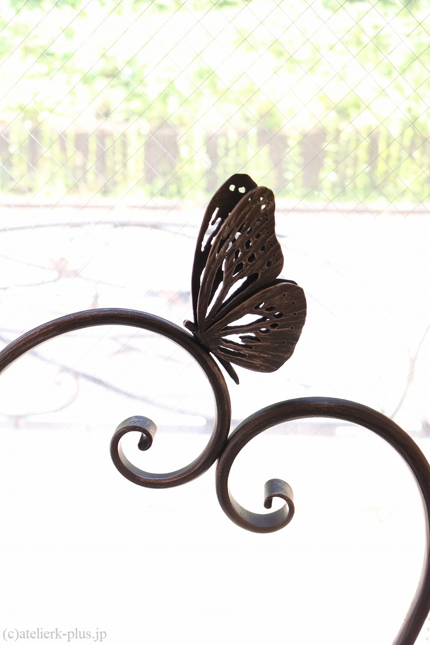 ロートアイアンの蝶