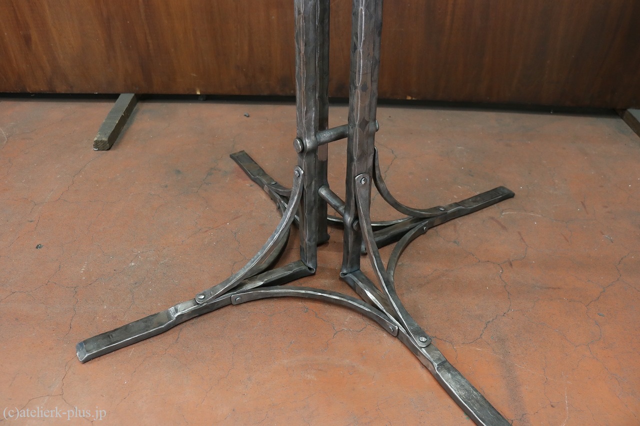 ロートアイアンのテーブルの脚