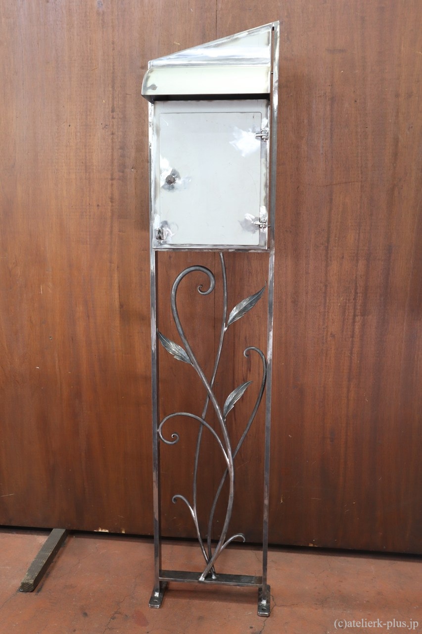 ロートアイアンのポスト