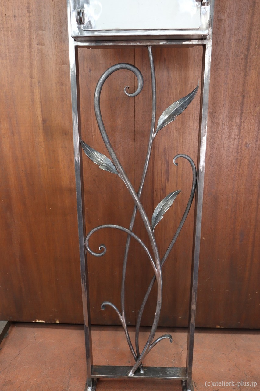 ロートアイアンのポスト