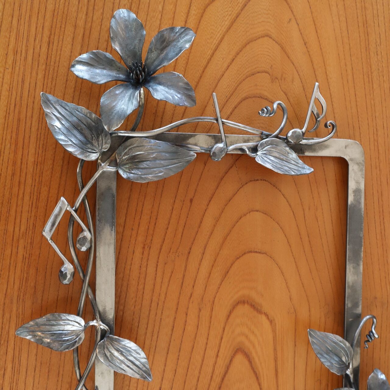 ロートアイアンの額縁【クレマチス・音符】