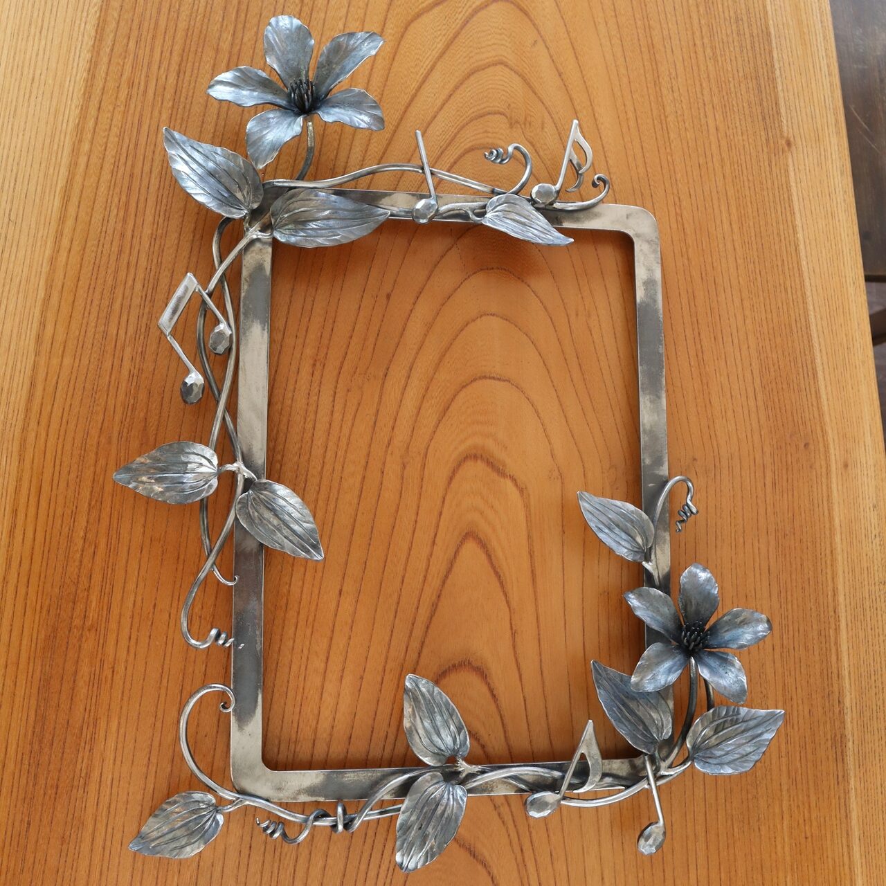 ロートアイアンの額縁【クレマチス・音符】