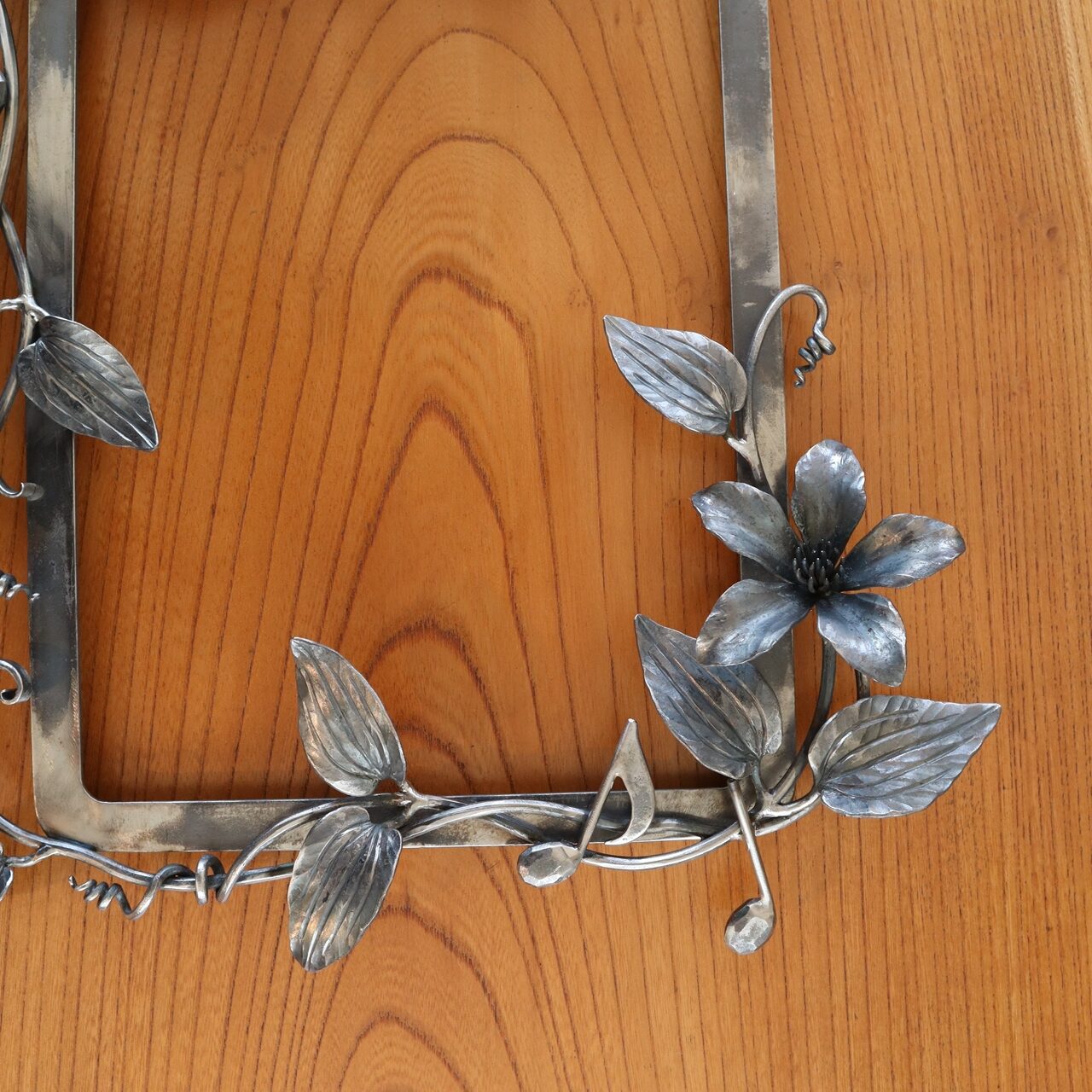 ロートアイアンの額縁【クレマチス・音符】