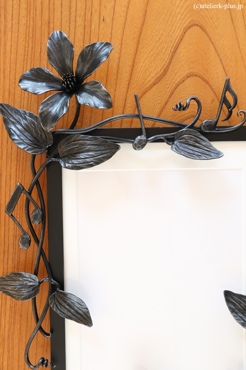 ロートアイアンの額縁【クレマチス・音符】