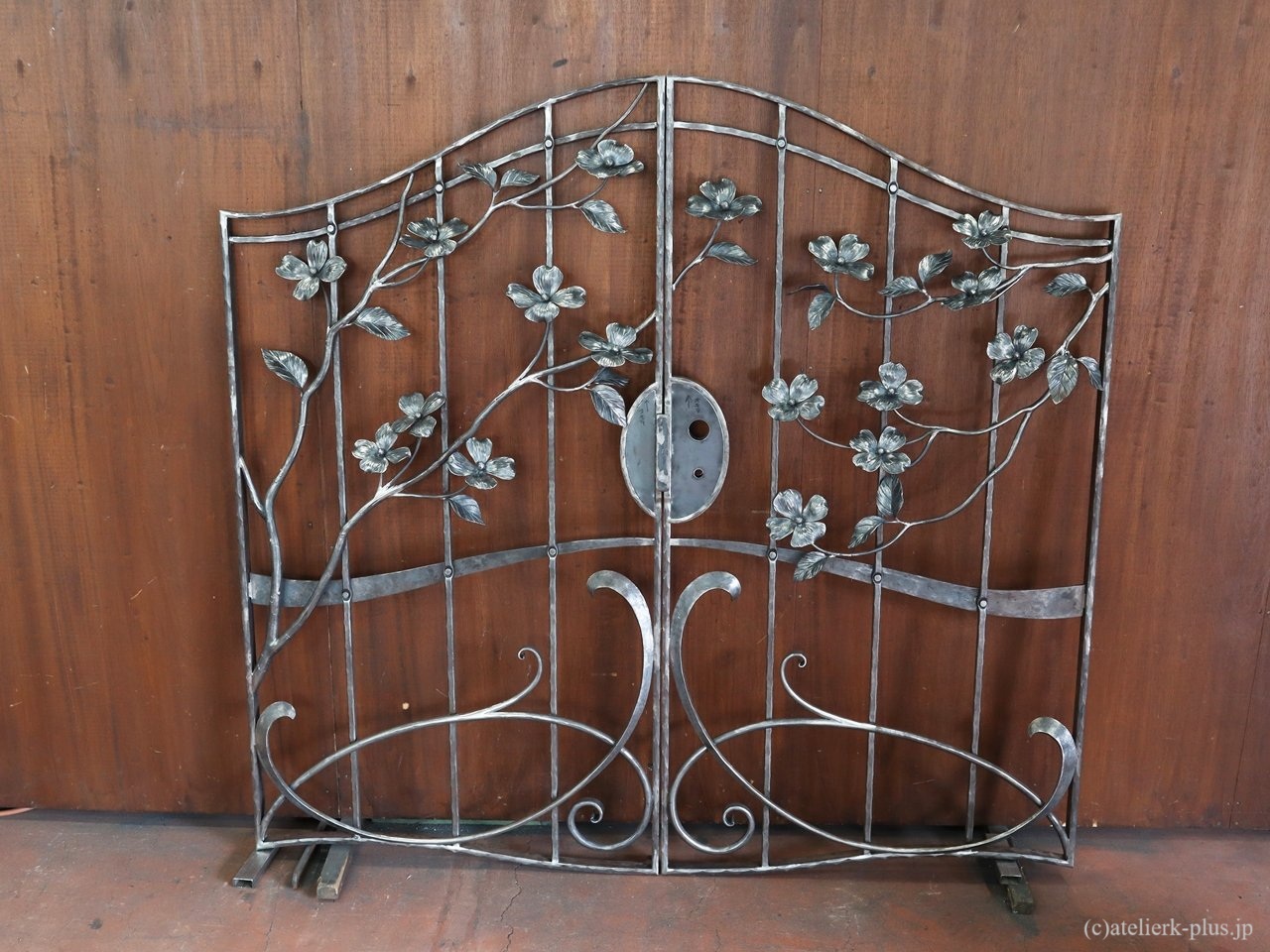 ロートアイアンの門扉【ハナミズキ】