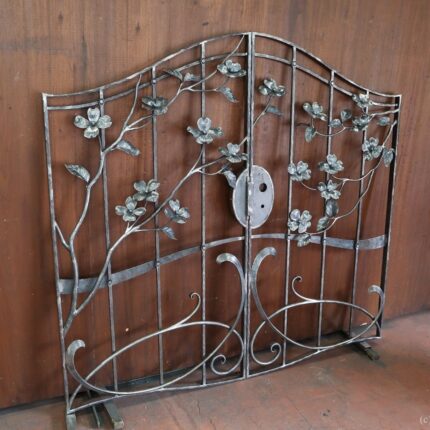 ロートアイアンの門扉【ハナミズキ】