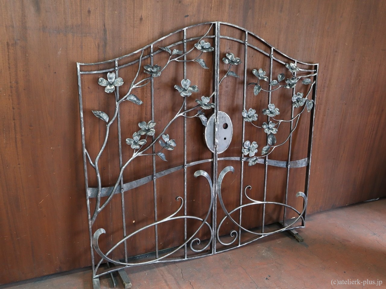 ロートアイアンの門扉【ハナミズキ】