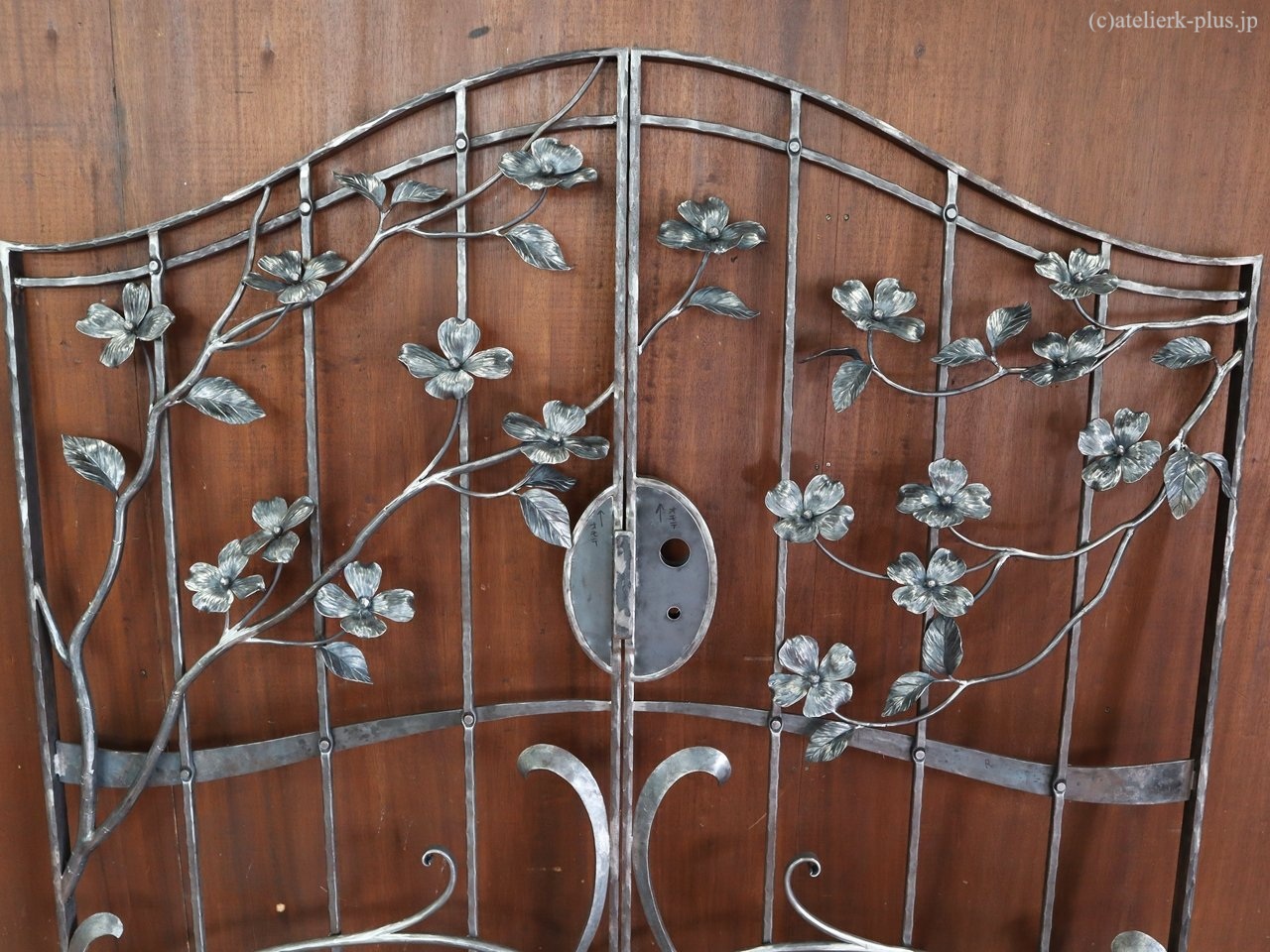 ロートアイアンの門扉【ハナミズキ】