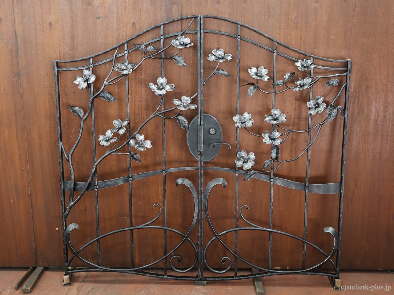 ロートアイアンの門扉【ハナミズキ】