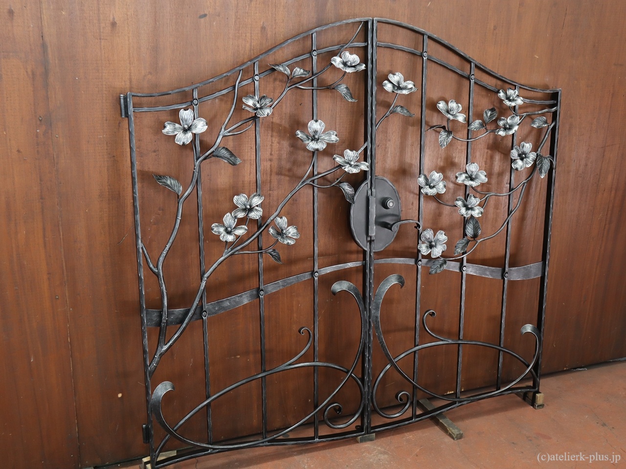 ロートアイアンの門扉【ハナミズキ