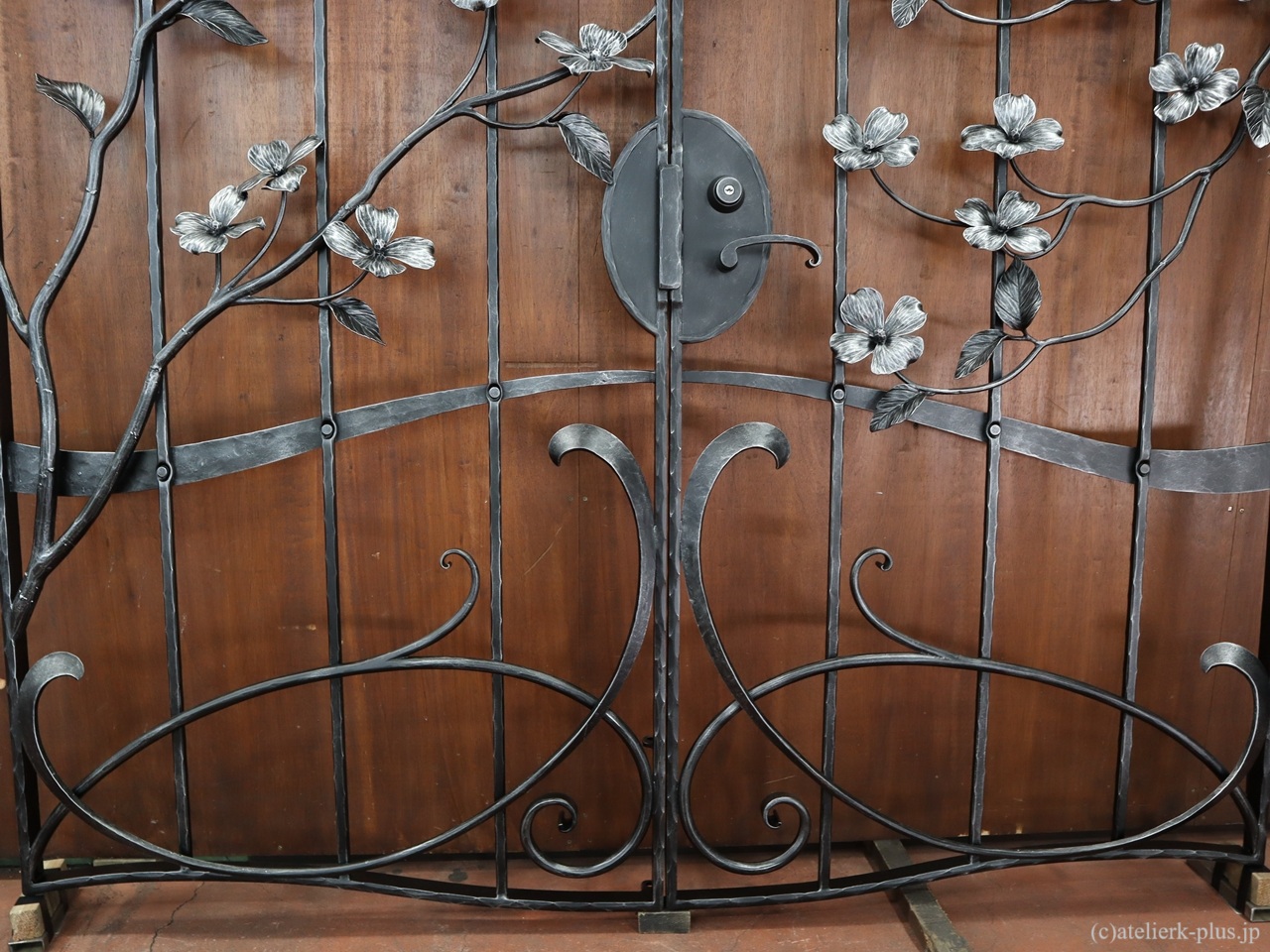ロートアイアンの門扉【ハナミズキ】