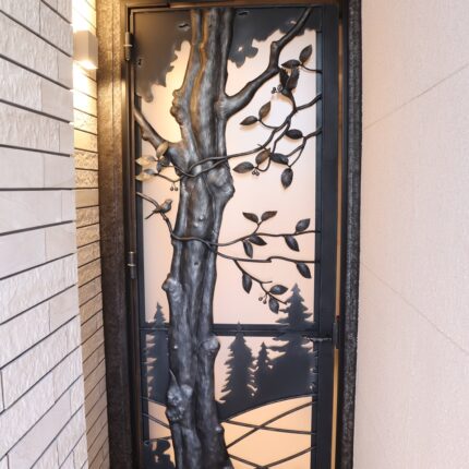 ロートアイアンのマンション扉【森】