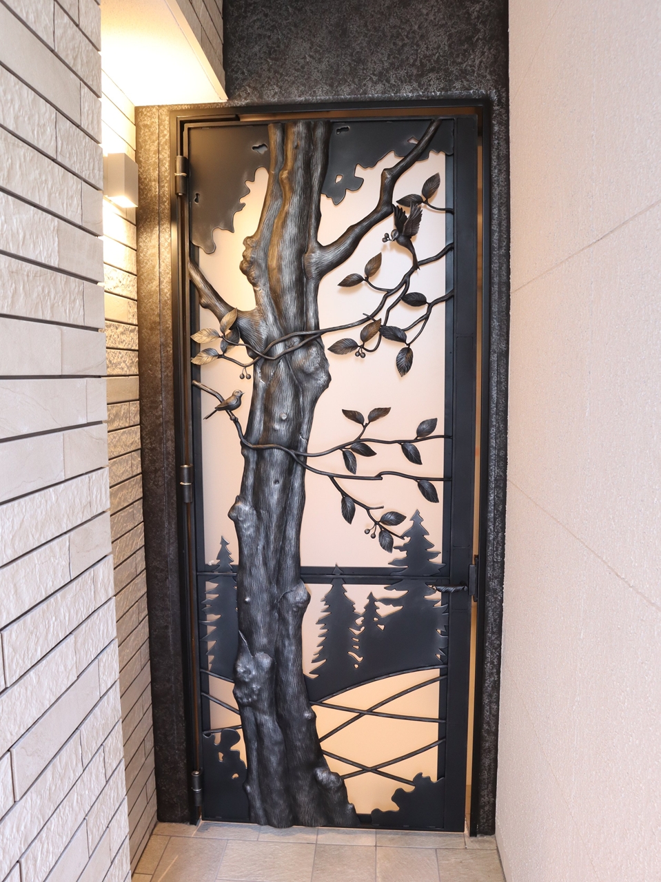 ロートアイアンのマンション扉【森】