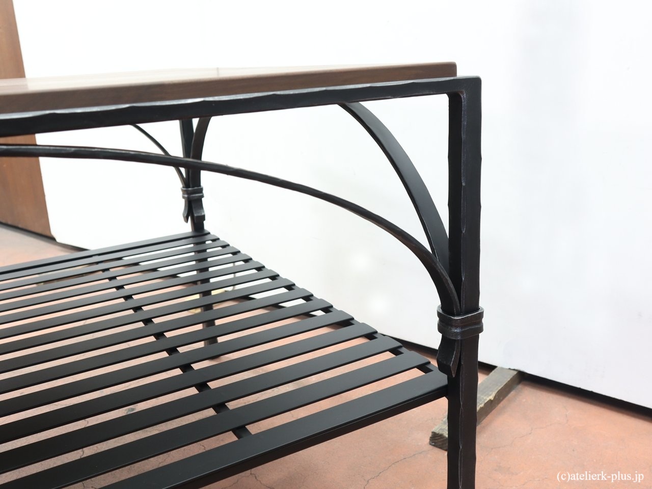 ロートアイアンのテレビ台