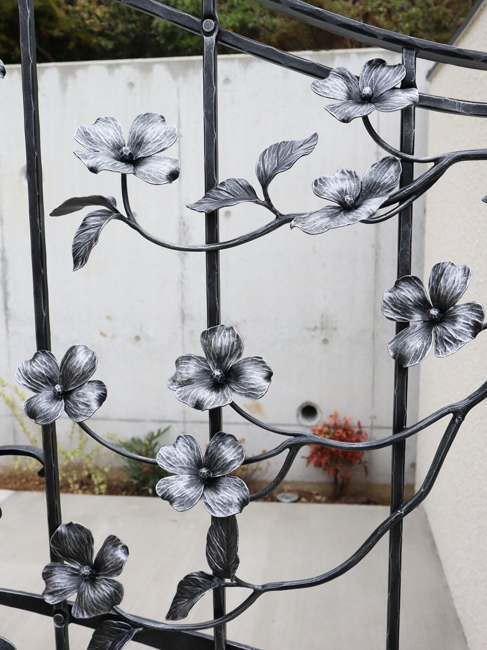 ロートアイアンの門扉【ハナミズキ】