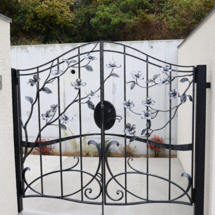 ロートアイアンの門扉【ハナミズキ】