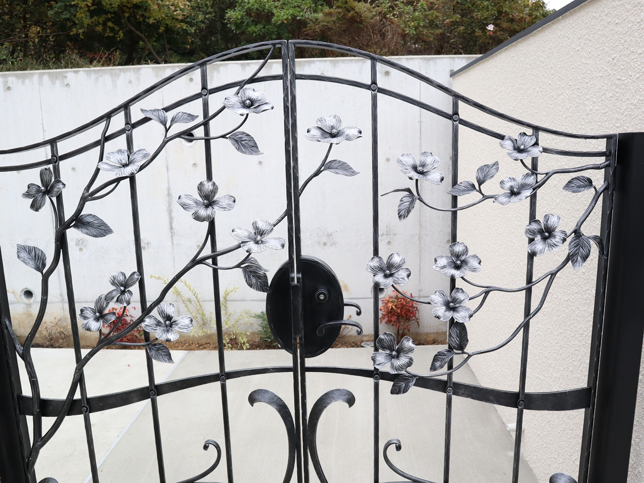 ロートアイアンの門扉【ハナミズキ】