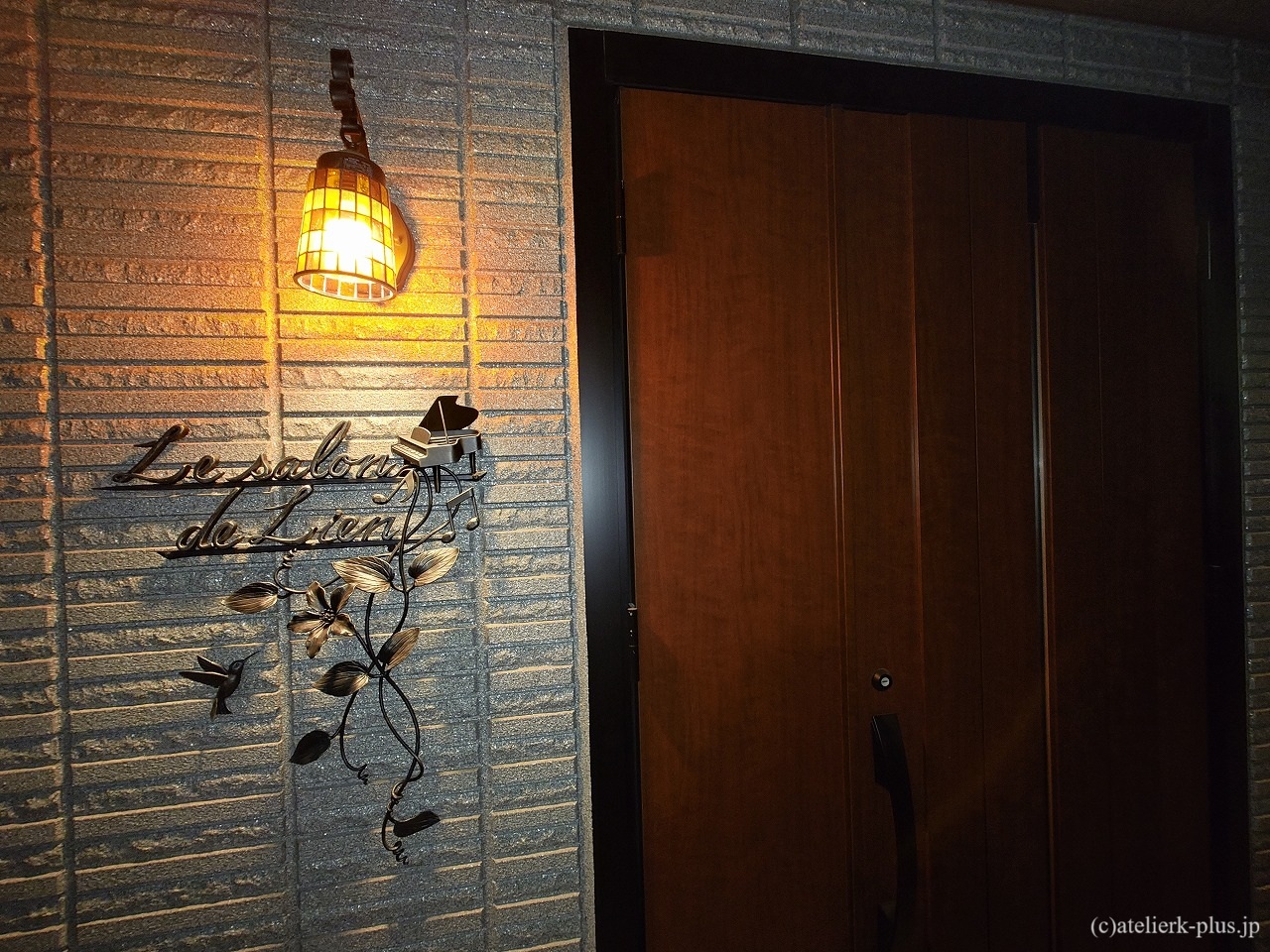 ロートアイアンの看板【ピアノ・クレマチス・ハチドリ】