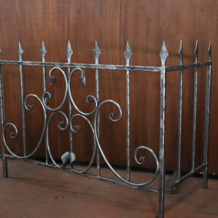 ロートアイアンのヒーターガード