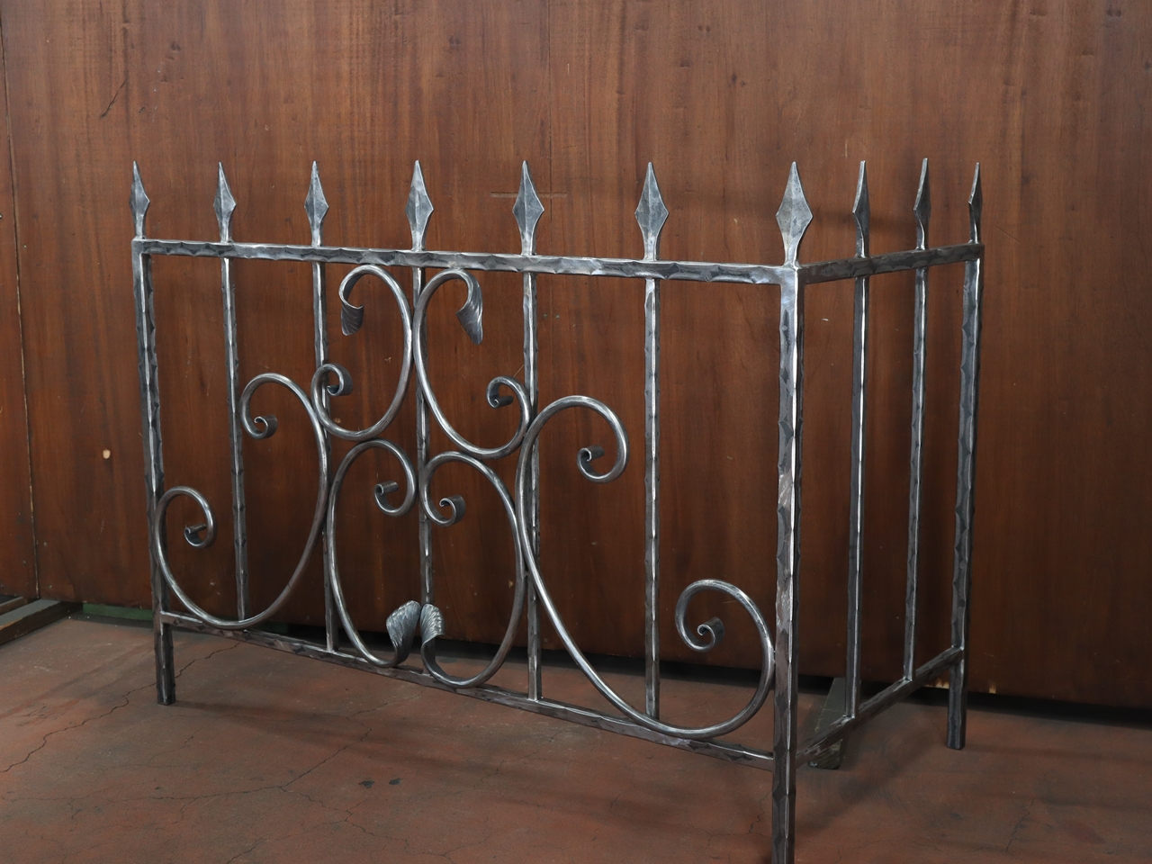 ロートアイアンのヒーターガイド