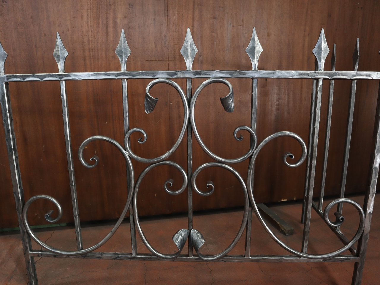 ロートアイアンのヒーターガイド