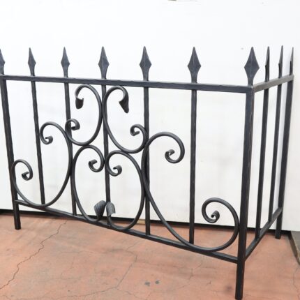 ロートアイアンのヒーターガード