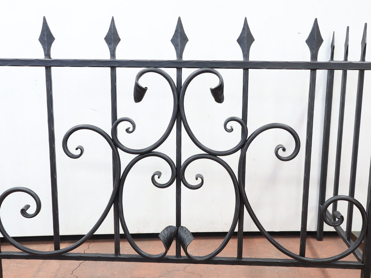 ロートアイアンのヒーターガード