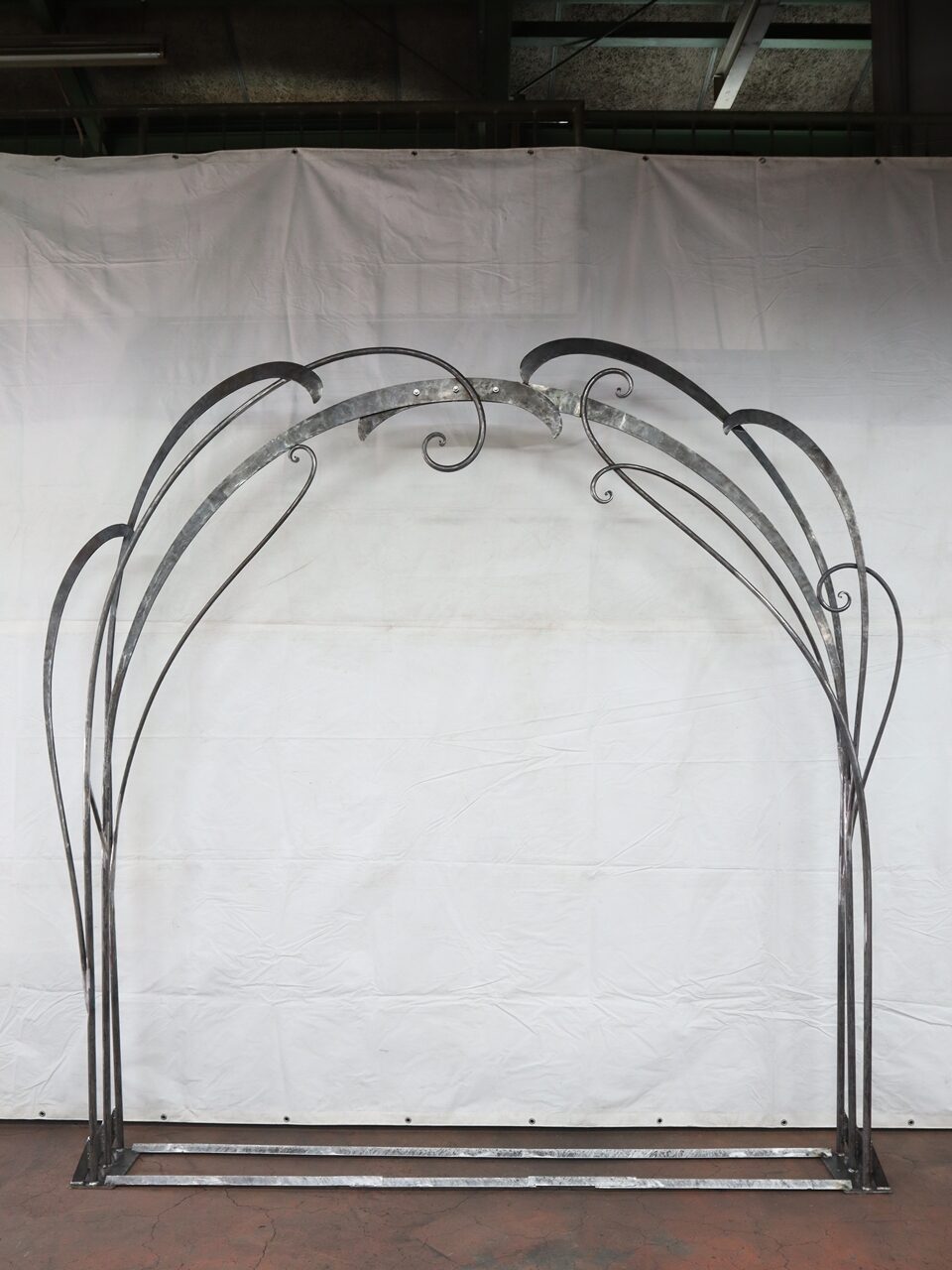 ロートアイアンのアーチ