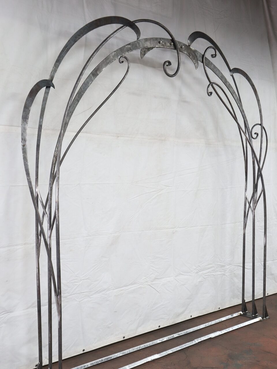 ロートアイアンのアーチ