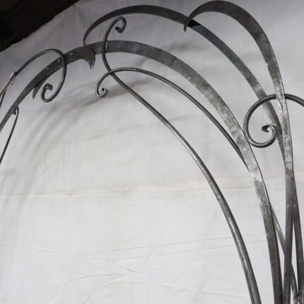 ロートアイアンのアーチ