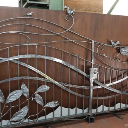 ロートアイアンの門扉の【リス・小鳥・ドングリ】