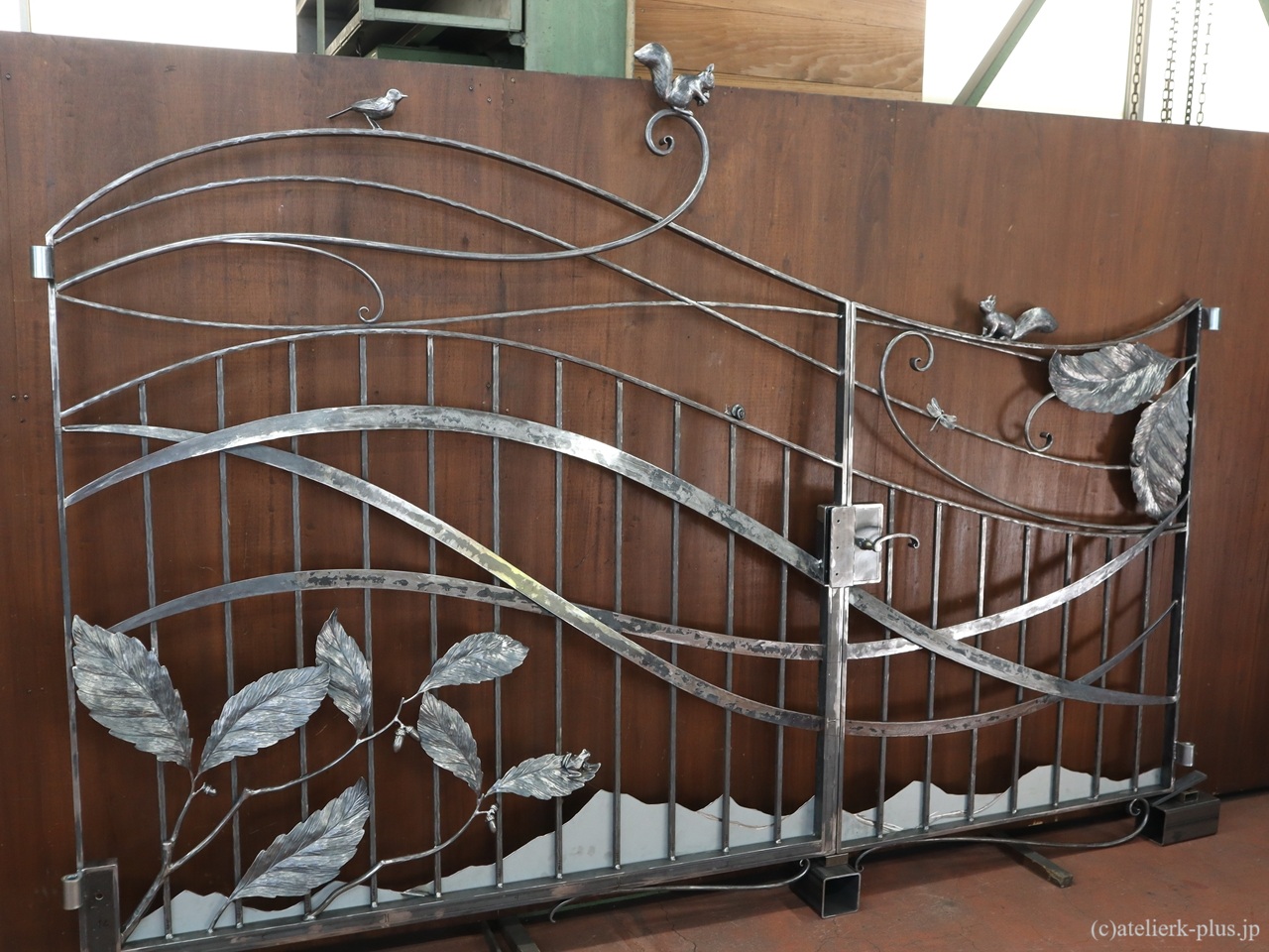 ロートアイアンの門扉の【リス・小鳥・ドングリ】