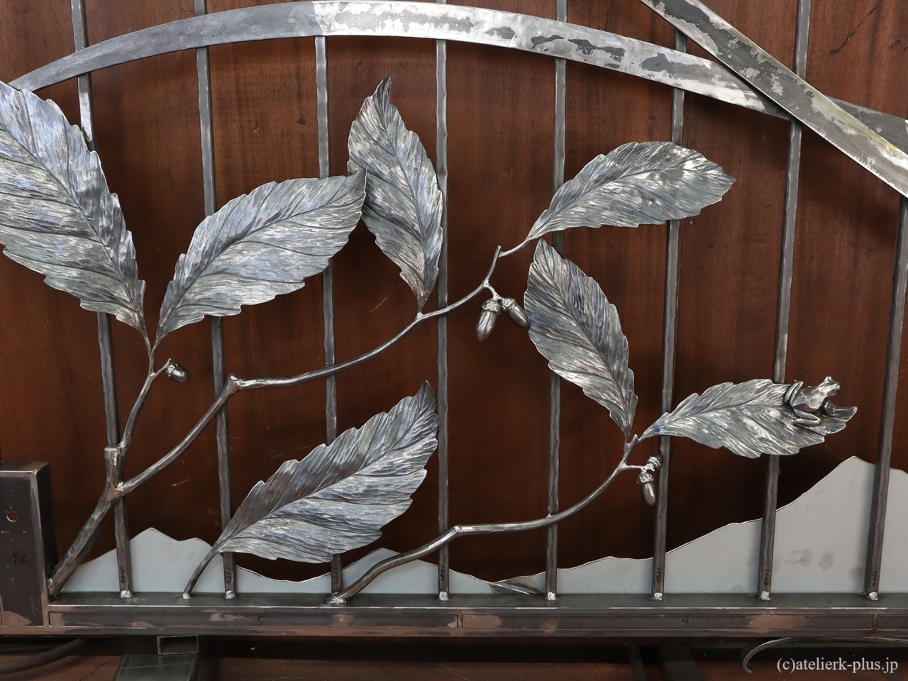 ロートアイアンのドングリ