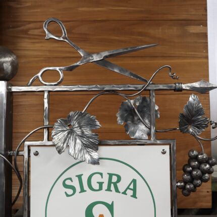 ロートアイアンの看板