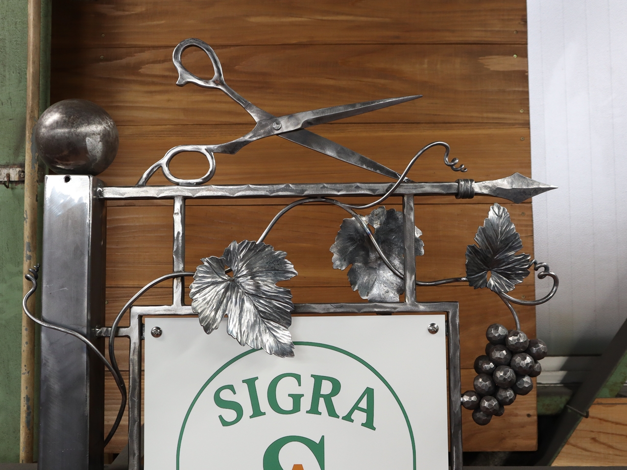 ロートアイアンの看板