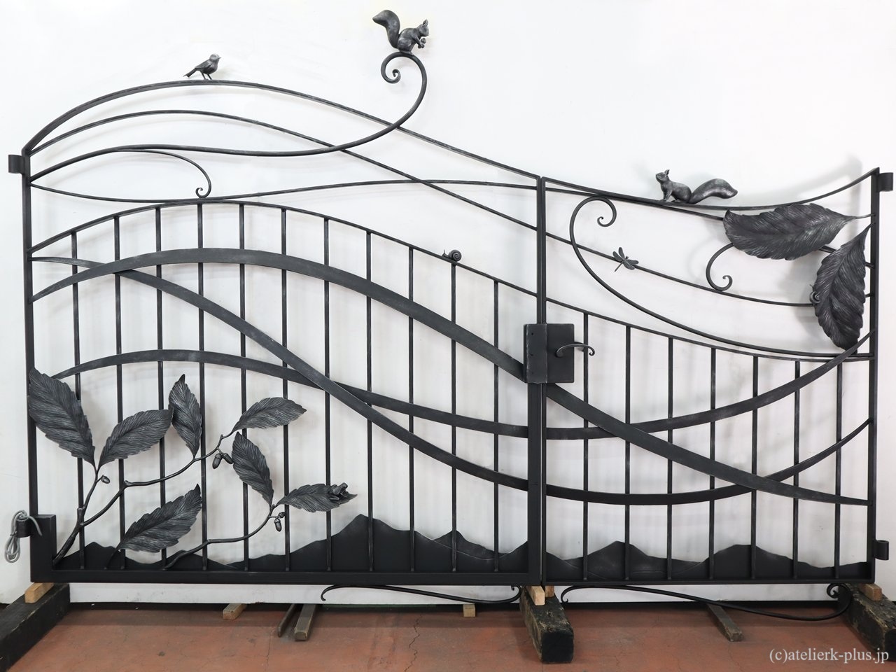 ロートアイアンの門扉の【リス・小鳥・ドングリ】