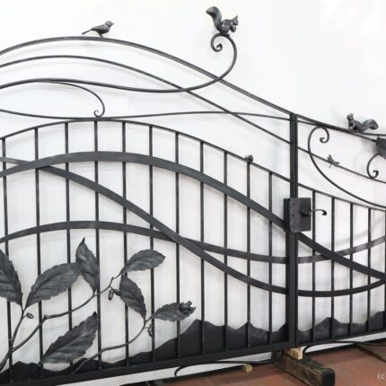 ロートアイアンの門扉の【リス・小鳥・ドングリ】