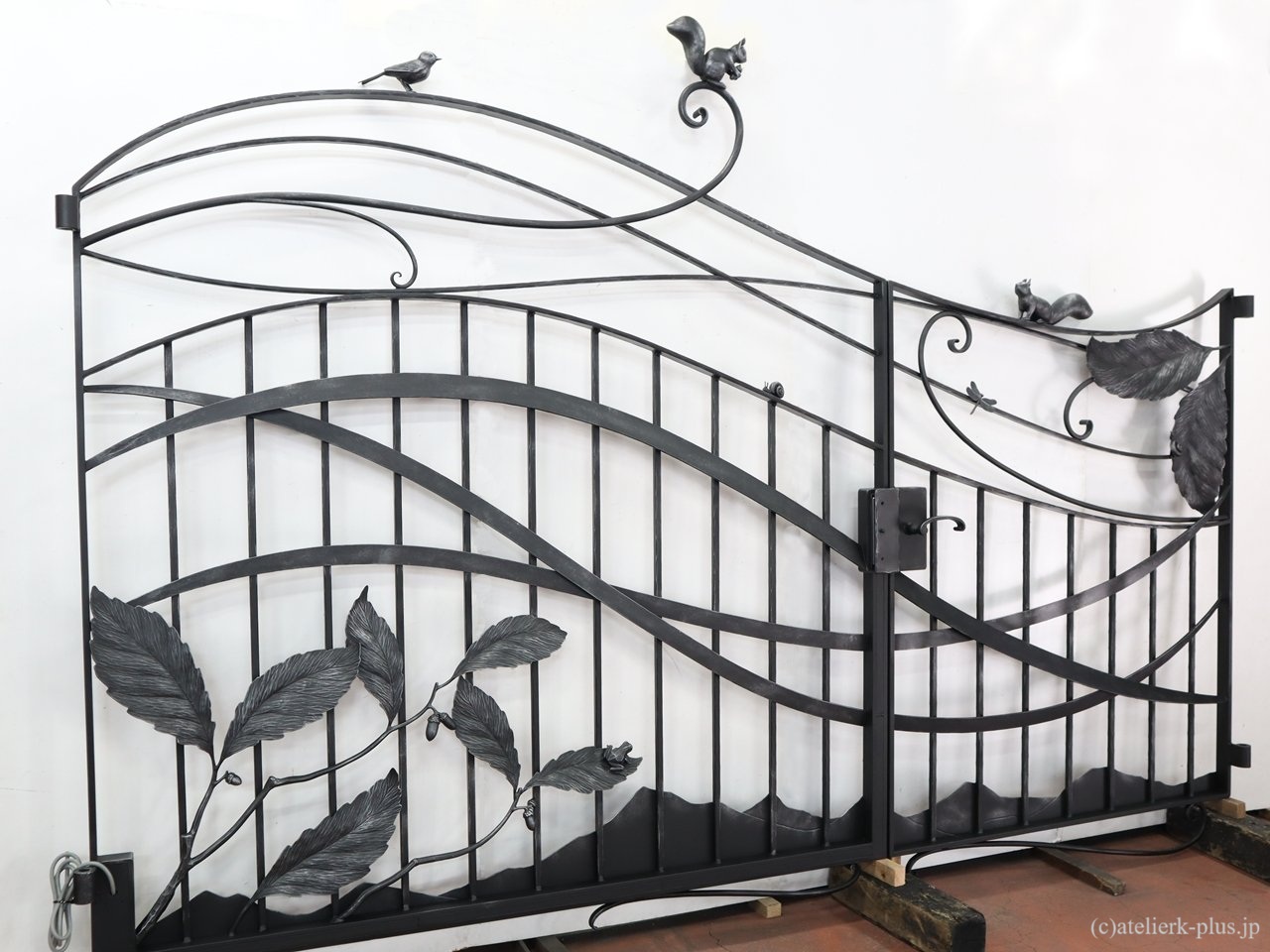 ロートアイアンの門扉の【リス・小鳥・ドングリ】
