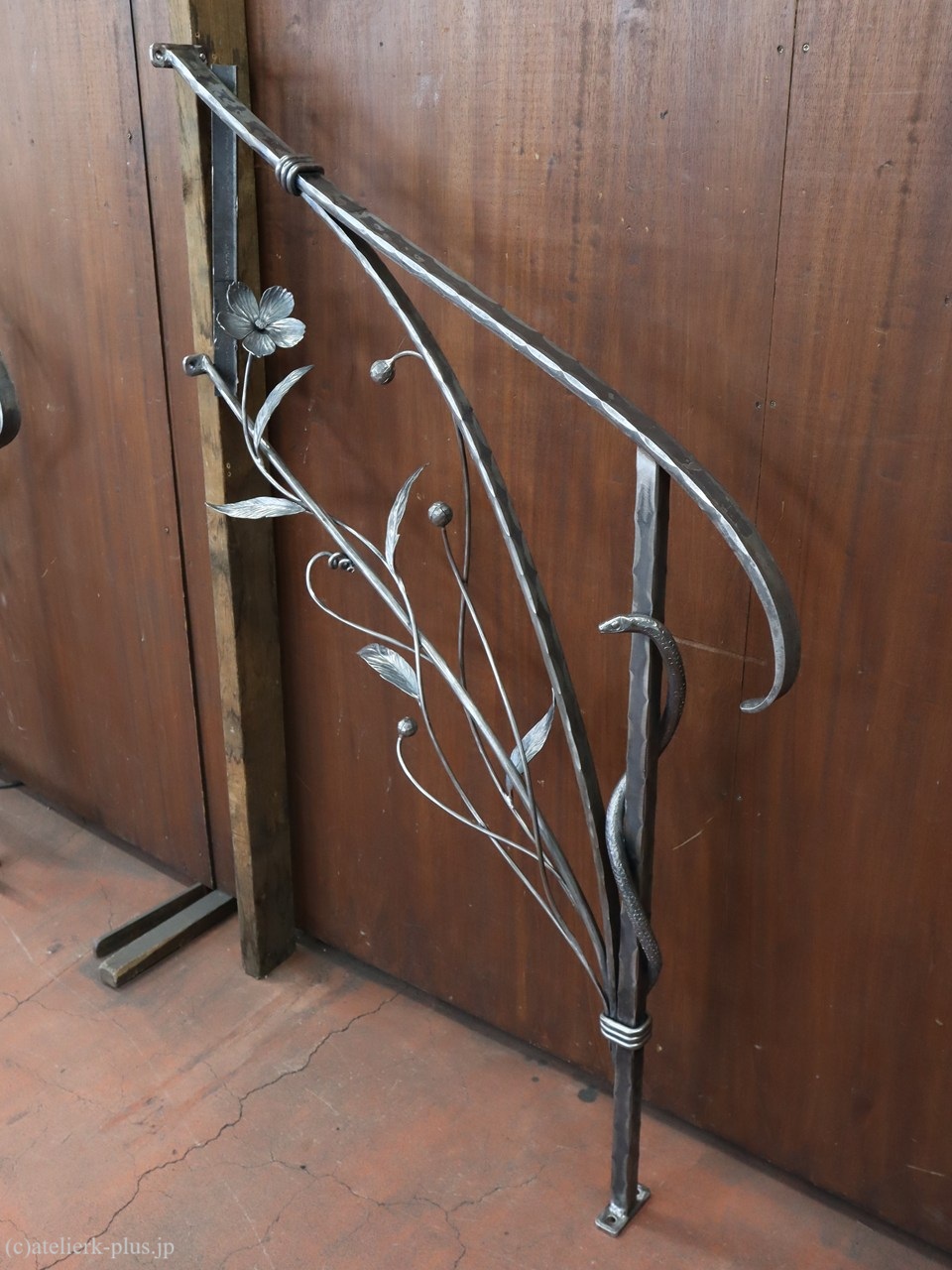 ロートアイアンの手摺【花・ヘビ】