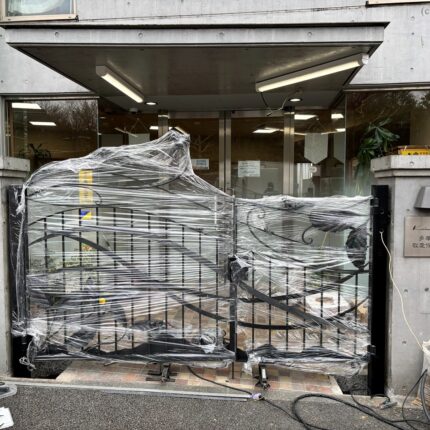 ロートアイアンの門扉の【リス・小鳥・ドングリ】